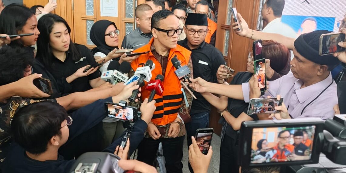 Mantan Wamenaker Immanuel Ebenezer (Noel) saat menyanyikan lagu 'OTT Bocil' di depan awak media di Pengadilan Tipikor Jakarta. Aksi ini dilakukan sebagai bentuk kritik terhadap KPK yang ia nilai tebang pilih dalam menangani kasus korupsi dan hanya mengejar popularitas konten. (Foto: Istimewa/Ekoin.co)