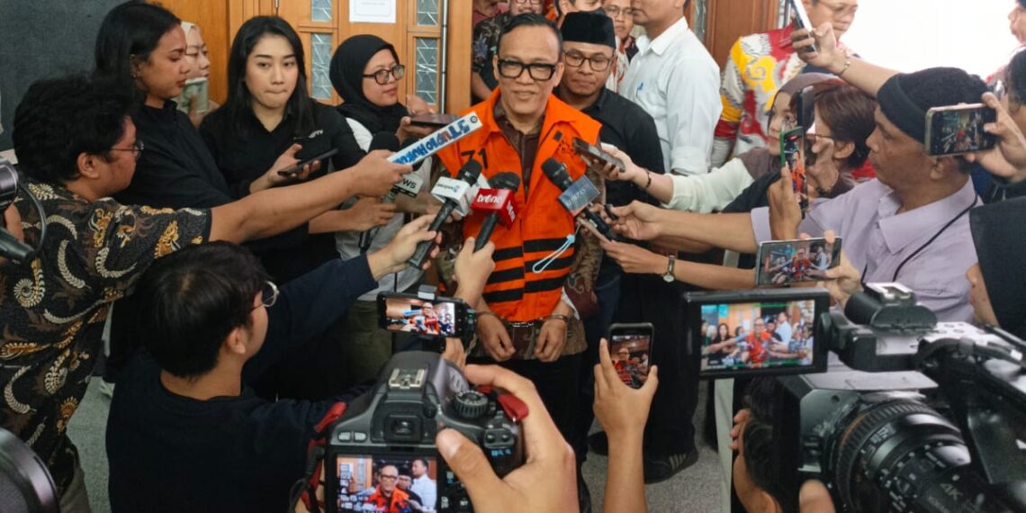 Mantan Wamenaker Immanuel Ebenezer (Noel) saat memberikan pernyataan keras dalam sidang lanjutan di Pengadilan Tipikor Jakarta. Noel mempertanyakan dasar hukum penetapan dirinya sebagai tersangka dan menantang KPK untuk menunjukkan alat bukti terkait dugaan pemerasan sertifikat K3. (Foto: Istimewa/Ekoin.co)