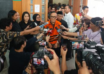 Mantan Wamenaker Immanuel Ebenezer (Noel) saat memberikan pernyataan keras dalam sidang lanjutan di Pengadilan Tipikor Jakarta. Noel mempertanyakan dasar hukum penetapan dirinya sebagai tersangka dan menantang KPK untuk menunjukkan alat bukti terkait dugaan pemerasan sertifikat K3. (Foto: Istimewa/Ekoin.co)