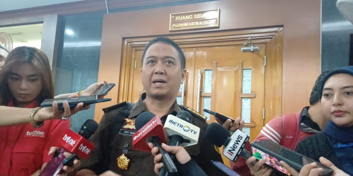 Sosok Roy Riady, SH, MH, saat menjalankan tugas sebagai Jaksa Penuntut Umum. Penunjukan mantan Jaksa KPK ini dalam perkara Chromebook menjadi bukti keseriusan Kejaksaan Agung dalam mengusut tuntas dugaan korupsi di sektor pendidikan nasional. (Foto: Istimewa/Ekoin.co)