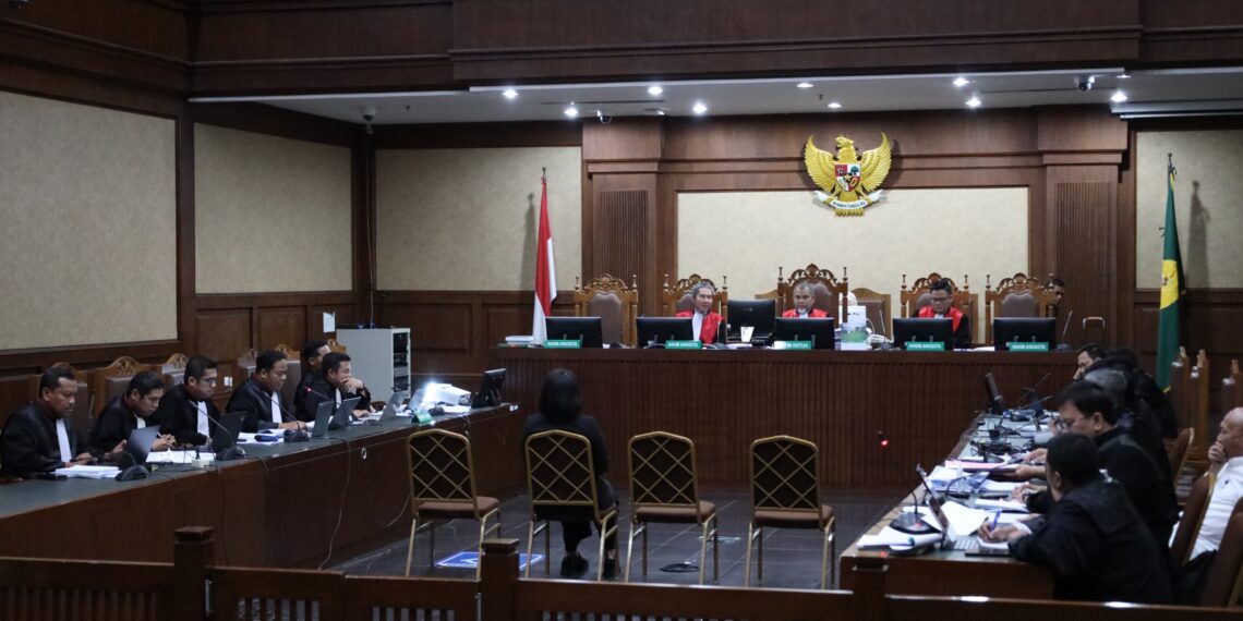 Jaksa Penuntut Umum (JPU) Andi Setyawan (kanan) memaparkan rincian percakapan digital dalam sidang perkara dugaan suap hakim dengan terdakwa Marcella Santoso dkk di Pengadilan Tipikor Jakarta Pusat, Rabu (11/2/2026).