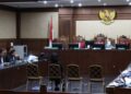 Jaksa Penuntut Umum (JPU) Andi Setyawan (kanan) memaparkan rincian percakapan digital dalam sidang perkara dugaan suap hakim dengan terdakwa Marcella Santoso dkk di Pengadilan Tipikor Jakarta Pusat, Rabu (11/2/2026).