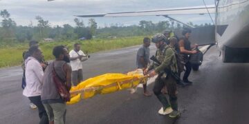 Personel Satgas Operasi Damai Cartenz 2026 melakukan penjagaan ketat di landasan pacu Bandara Korowai Batu usai proses evakuasi korban penembakan, Kamis (12/2/2026).