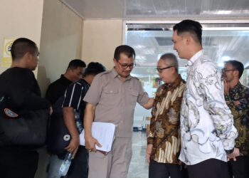 Mantan Wakapolri Komjen (Purn) Oegroseno memberikan keterangan kepada awak media saat tiba di Polda Metro Jaya untuk menjadi saksi ahli bagi tersangka Roy Suryo cs, Kamis (12/2/2026).