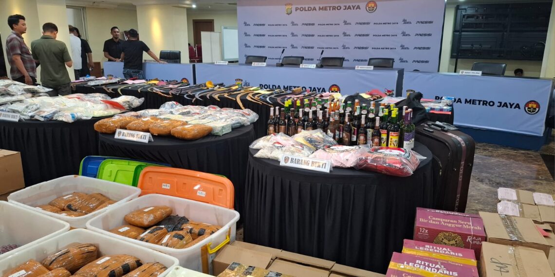 Barang bukti ribuan botol minuman keras dan paket narkotika hasil Operasi Pekat Jaya 2026 di Mapolda Metro Jaya, Kamis (12/2/2026).