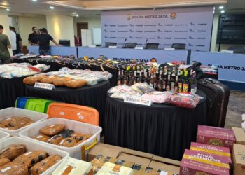 Barang bukti ribuan botol minuman keras dan paket narkotika hasil Operasi Pekat Jaya 2026 di Mapolda Metro Jaya, Kamis (12/2/2026).