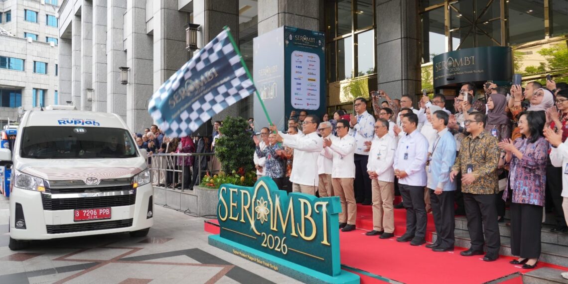 Deputi Gubernur BI Ricky P. Gozali (tengah) bersama pimpinan perbankan menunjukkan uang Rupiah layak edar dalam peluncuran program SERAMBI 2026 di Gedung Bank Indonesia, Jakarta, Jumat (13/2/2026). BI menyiapkan Rp185,6 triliun untuk memenuhi kebutuhan uang tunai masyarakat selama Ramadan dan Lebaran tahun ini.