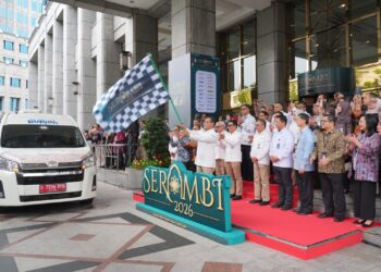 Deputi Gubernur BI Ricky P. Gozali (tengah) bersama pimpinan perbankan menunjukkan uang Rupiah layak edar dalam peluncuran program SERAMBI 2026 di Gedung Bank Indonesia, Jakarta, Jumat (13/2/2026). BI menyiapkan Rp185,6 triliun untuk memenuhi kebutuhan uang tunai masyarakat selama Ramadan dan Lebaran tahun ini.