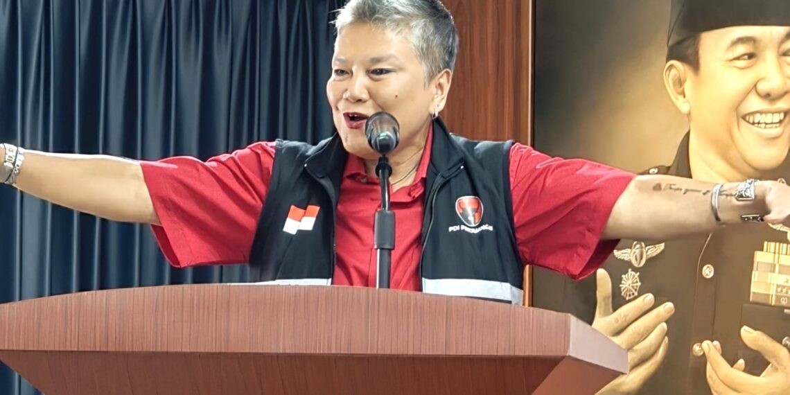 Ketua DPP PDIP Bidang Kesehatan Ribka Tjiptaning (tengah) saat memberikan pengarahan kepada relawan kesehatan di Sekolah Partai PDIP, Lenteng Agung, Jakarta, Jumat (13/2/2026).