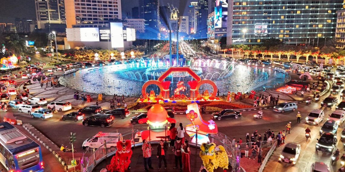 Warga menyaksikan pertunjukan barongsai dan lampion raksasa dalam pembukaan Festival Imlek Jakarta 2026 di kawasan Bundaran HI, Jumat (13/2/2026).