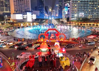Warga menyaksikan pertunjukan barongsai dan lampion raksasa dalam pembukaan Festival Imlek Jakarta 2026 di kawasan Bundaran HI, Jumat (13/2/2026).