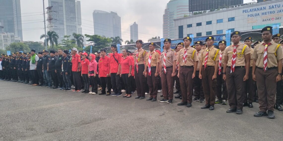 Kapolda Metro Jaya Irjen Pol Asep Edi Suheri menyapa perwakilan ojek online dan pramuka dalam Apel Siaga Kamtibmas menyambut Ramadhan 1447 H di Jakarta, Sabtu (14/2/2026). Polda Metro Jaya mengerahkan sinergi seluruh elemen masyarakat untuk memastikan ibadah puasa berlangsung aman dan kondusif.