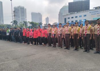 Kapolda Metro Jaya Irjen Pol Asep Edi Suheri menyapa perwakilan ojek online dan pramuka dalam Apel Siaga Kamtibmas menyambut Ramadhan 1447 H di Jakarta, Sabtu (14/2/2026). Polda Metro Jaya mengerahkan sinergi seluruh elemen masyarakat untuk memastikan ibadah puasa berlangsung aman dan kondusif.