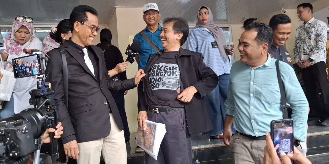 Roy Suryo bersama Kuasa hukum Refly Harun di Gedung Ditreskrimum Polda Metro Jaya. Foto: Amsi