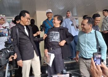 Roy Suryo bersama Kuasa hukum Refly Harun di Gedung Ditreskrimum Polda Metro Jaya. Foto: Amsi