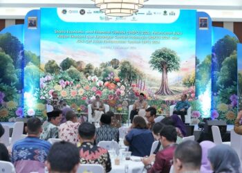 Deputi Gubernur Senior BI Destry Damayanti (tengah) bersama Kepala Eksekutif Pengawas Perbankan OJK Dian Ediana Rae (kanan) dalam peluncuran KEKSI 2025 dan Kick-Off Bulan Pembiayaan Syariah 2026 di Jakarta. Perbankan syariah mencetak rekor aset tertinggi menembus Rp1.067 triliun di tengah tantangan ekonomi global.