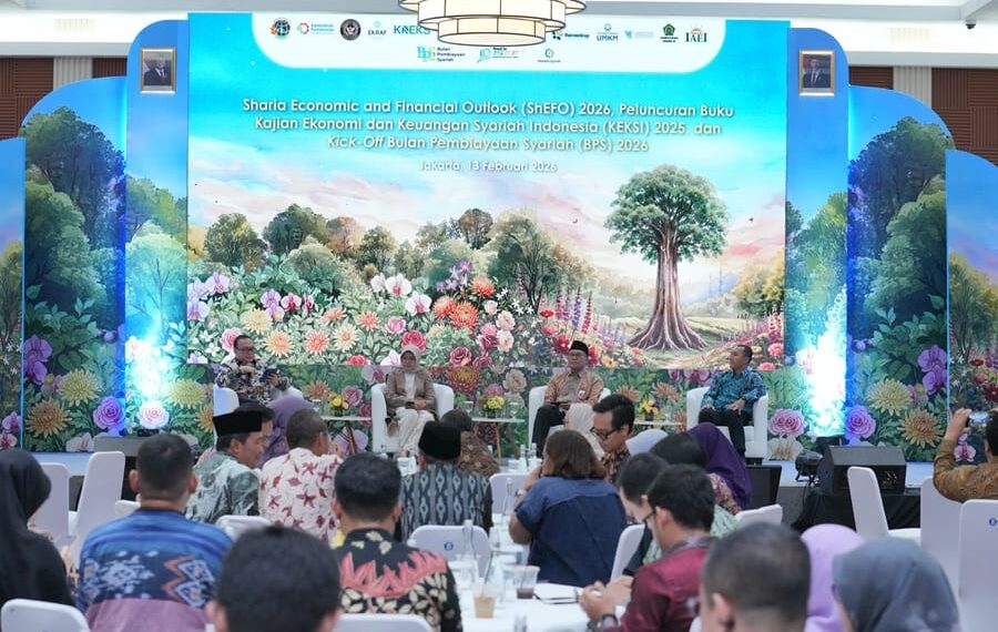 Deputi Gubernur Senior BI Destry Damayanti (tengah) bersama Kepala Eksekutif Pengawas Perbankan OJK Dian Ediana Rae (kanan) dalam peluncuran KEKSI 2025 dan Kick-Off Bulan Pembiayaan Syariah 2026 di Jakarta. Perbankan syariah mencetak rekor aset tertinggi menembus Rp1.067 triliun di tengah tantangan ekonomi global.