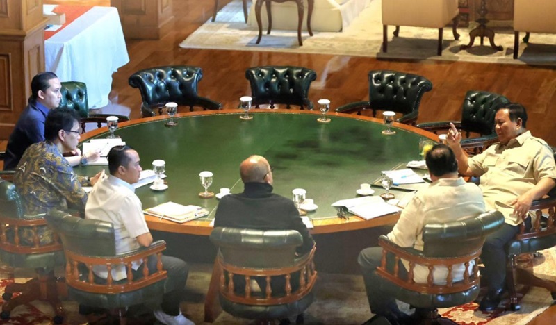 Presiden Prabowo Subianto didampingi Sekretaris Kabinet Teddy Wijaya saat memberikan arahan kepada menteri ekonomi di Hambalang, Bogor. Presiden menginstruksikan agar perjanjian dagang RI-AS yang akan datang harus mengutamakan kedaulatan industri dalam negeri, Senin (16/2/2026).