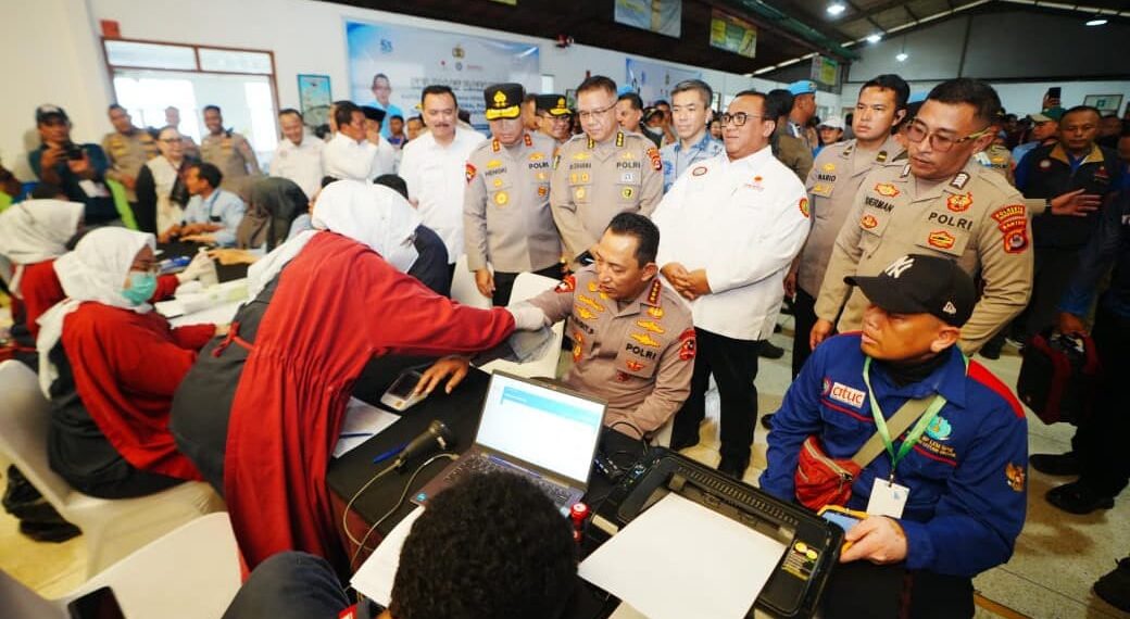 Kapolri Jenderal Listyo Sigit Prabowo saat melakukan donor darah dalam rangkaian HUT ke-53 KSPSI di Tangerang, Banten. Dalam kunjungannya, Kapolri menegaskan peran Polri melalui Desk Ketenagakerjaan untuk menjamin hak dan kesejahteraan kaum buruh, Senin (16/2/2026).