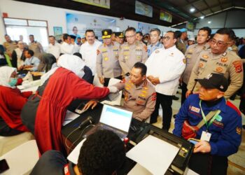 Kapolri Jenderal Listyo Sigit Prabowo saat melakukan donor darah dalam rangkaian HUT ke-53 KSPSI di Tangerang, Banten. Dalam kunjungannya, Kapolri menegaskan peran Polri melalui Desk Ketenagakerjaan untuk menjamin hak dan kesejahteraan kaum buruh, Senin (16/2/2026).