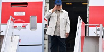 Presiden Prabowo Subianto (tengah) didampingi Menteri ESDM Bahlil Lahadalia dan Seskab Teddy Indra Wijaya saat akan bertolak ke Washington DC dari Halim Perdanakusuma, Senin (16/2/2026).