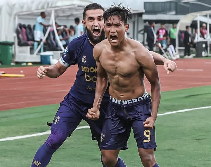 Selebrasi striker Persita Ahmad Nur Hardianto usai mencetak gol kemenangan ke gawang PSBS Biak di Stadion Indomilk Arena, Tangerang, Senin (16/2/2026). Kemenangan 2-1 ini mengukuhkan posisi Pendekar Cisadane di persaingan papan atas Liga 1.