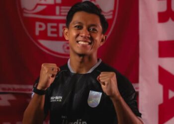 Pemain anyar Persis Solo, Febri Haryadi, saat sesi perkenalan resmi di Solo. Eks bintang Persib Bandung ini diproyeksikan mengisi lini depan Laskar Sambernyawa guna mengejar target keluar dari zona degradasi pada putaran kedua Super League, Senin (16/2/2026).
