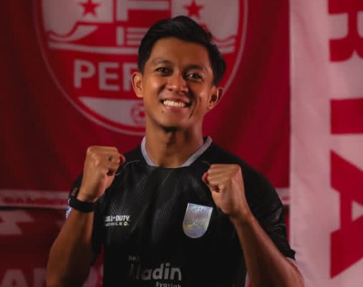 Pemain anyar Persis Solo, Febri Haryadi, saat sesi perkenalan resmi di Solo. Eks bintang Persib Bandung ini diproyeksikan mengisi lini depan Laskar Sambernyawa guna mengejar target keluar dari zona degradasi pada putaran kedua Super League, Senin (16/2/2026).