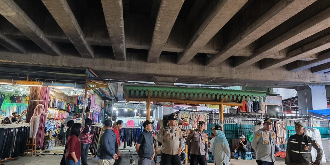 Petugas Polsek Tanah Abang dan Kecamatan siaga di depan blok F Pasar Tanah Abang (Foto: Ridwansyah/ekoin.co)