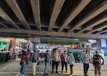 Petugas Polsek Tanah Abang dan Kecamatan siaga di depan blok F Pasar Tanah Abang (Foto: Ridwansyah/ekoin.co)