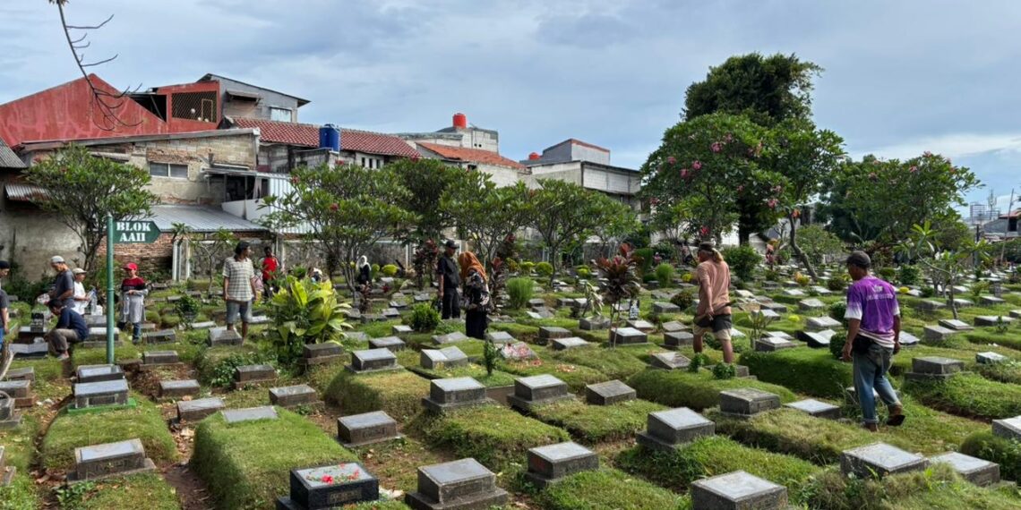 Sudin Pertamanan dan Hutan Kota Jakarta Pusat Kewalahan Halau Pembersih Makam Musiman
