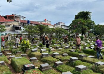 Sudin Pertamanan dan Hutan Kota Jakarta Pusat Kewalahan Halau Pembersih Makam Musiman