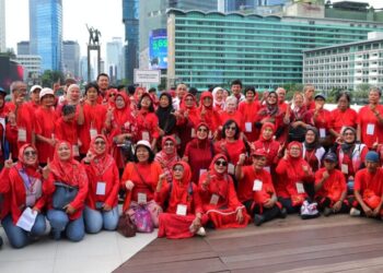 Kepala Dinas PPAPP DKI Jakarta, Dwi Oktavia (tengah), saat mendampingi para lansia menikmati suasana Festival Imlek 2026 di kawasan Bundaran HI, Jakarta Pusat. (Foto: Ekoin/Istimewa)