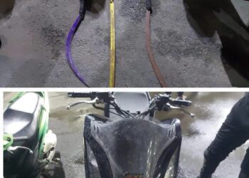 Personel Direktorat Samapta Polda Metro Jaya saat mengamankan barang bukti senjata tajam dari tujuh pemuda yang terjaring patroli rutin di kawasan Cilincing, Jakarta Utara. (Foto: Dok. Humas Polda Metro Jaya)