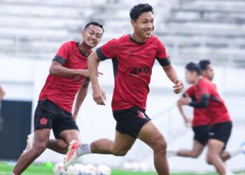 Pelatih Persik Kediri Marcos Reina Torres memberikan instruksi khusus kepada para pemain bertahan dalam sesi latihan sore guna meminimalisir kesalahan mendasar di lini belakang. (Foto: Dok. Persik.id/Istimewa)