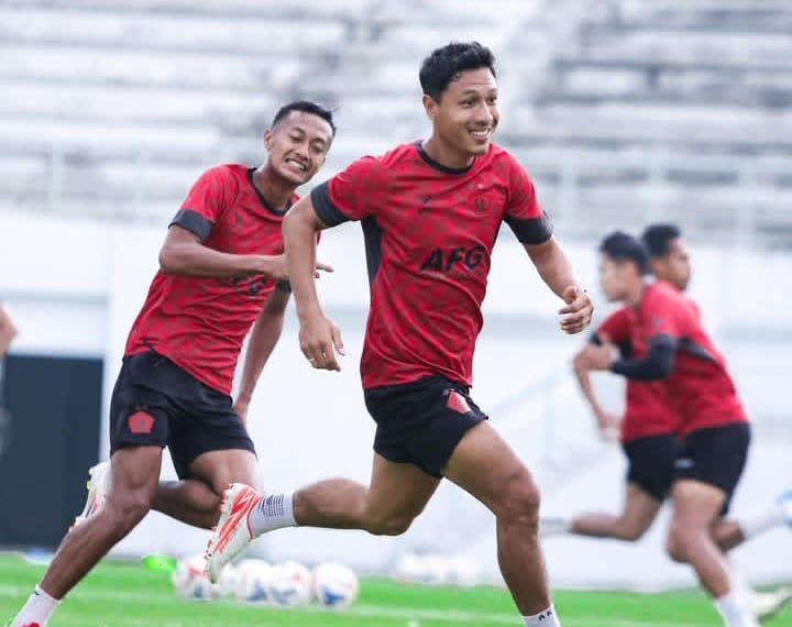 Pelatih Persik Kediri Marcos Reina Torres memberikan instruksi khusus kepada para pemain bertahan dalam sesi latihan sore guna meminimalisir kesalahan mendasar di lini belakang. (Foto: Dok. Persik.id/Istimewa)