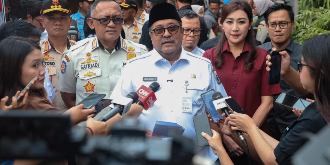 Wakil Gubernur DKI Jakarta Rano Karno didampingi Kasatpol PP DKI Satriadi Gunawan saat melakukan peletakan batu pertama Program Bedah Rumah hasil urunan anggota Satpol PP di Kapuk, Cengkareng. (Foto: Dok. Satpol PP DKI)