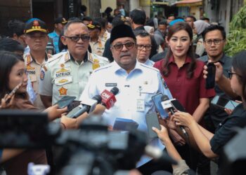 Wakil Gubernur DKI Jakarta Rano Karno didampingi Kasatpol PP DKI Satriadi Gunawan saat melakukan peletakan batu pertama Program Bedah Rumah hasil urunan anggota Satpol PP di Kapuk, Cengkareng. (Foto: Dok. Satpol PP DKI)