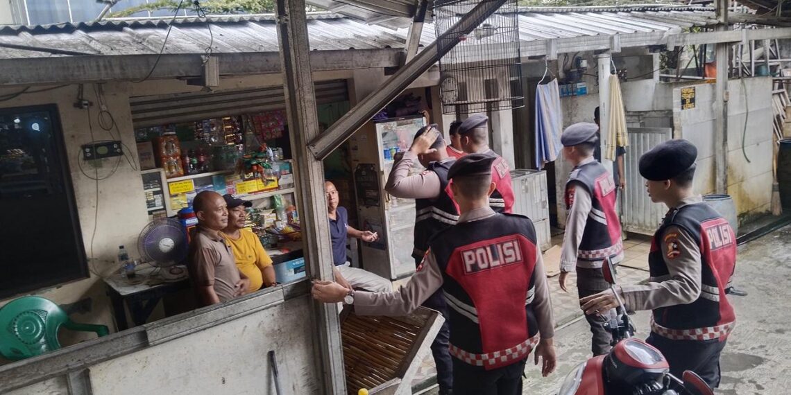 Personel Detasemen Perintis Baharkam Polri saat melakukan patroli dialogis dan pengaturan lalu lintas di kawasan Simpang Cikeas guna memberikan rasa aman kepada pengguna jalan. (Foto: Dok. Humas Polri)