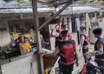 Personel Detasemen Perintis Baharkam Polri saat melakukan patroli dialogis dan pengaturan lalu lintas di kawasan Simpang Cikeas guna memberikan rasa aman kepada pengguna jalan. (Foto: Dok. Humas Polri)