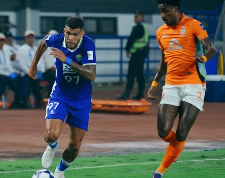 Striker Persib Berguinho mencoba menerobos pertahanan Ratchaburi FC di leg Kedua AFC Champions League 2. (IG Persib)