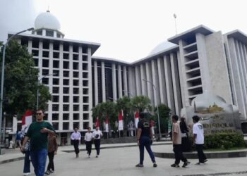 Kehadiran petugas di sekitar tempat ibadah dan jalur utama mendapat sambutan hangat dari masyarakat.