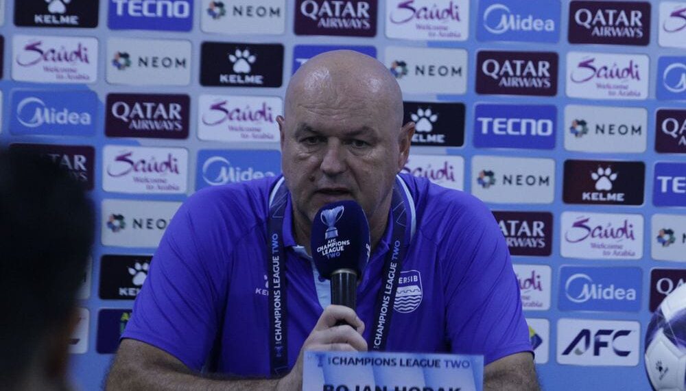 Pelatih Persib Bandung Bojan Hodak menginstruksikan para pemainnya untuk segera bangkit dan fokus menatap laga kandang kontra Persita Tangerang usai tersingkir dari kompetisi Asia. (Foto: Dok. Persib.co.id/Istimewa)