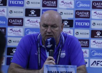 Pelatih Persib Bandung Bojan Hodak menginstruksikan para pemainnya untuk segera bangkit dan fokus menatap laga kandang kontra Persita Tangerang usai tersingkir dari kompetisi Asia. (Foto: Dok. Persib.co.id/Istimewa)