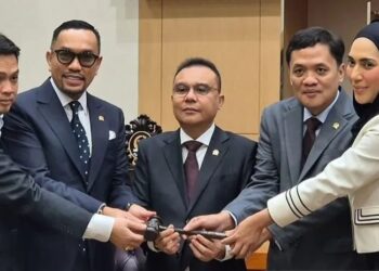 Ahmad Sahroni saat mengikuti prosesi penetapan kembali sebagai Wakil Ketua Komisi III DPR RI di Kompleks Parlemen Senayan. Posisi ini kembali ia duduki setelah menjalani sanksi penonaktifan selama beberapa bulan. (Foto: Dok. Humas DPR RI/Istimewa)