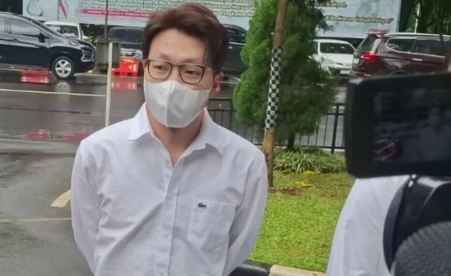 Dokter Richard Lee saat memberikan keterangan kepada media sebelum menjalani pemeriksaan sebagai tersangka di Polda Metro Jaya. Ia mengaku siap kooperatif meski merasa sedih atas konflik sesama rekan dokter.