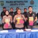 Tersangka D beserta barang bukti tiga paket besar ganja kering saat diamankan di Mapolsek Pademangan. Polisi masih mengejar otak di balik pengiriman narkotika lintas Sumatera tersebut. (Foto: Dok. Humas Polsek Pademangan/Istimewa)
