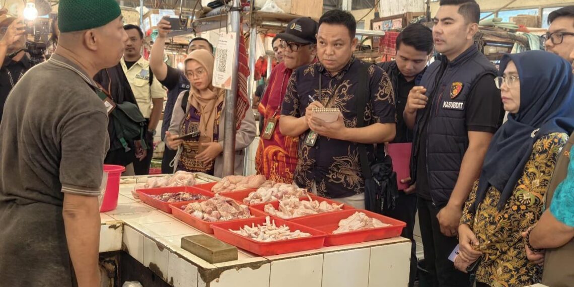 Tim Gabungan Satgas Pangan saat berdialog dengan pedagang di Pasar Koja Baru guna memastikan harga beras dan minyak goreng sesuai dengan Harga Eceran Tertinggi (HET) yang ditetapkan pemerintah. (Foto: Dok. Humas Polda Metro Jaya/Istimewa)