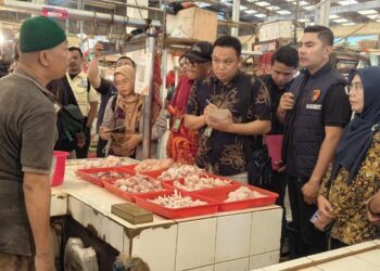 Tim Gabungan Satgas Pangan saat berdialog dengan pedagang di Pasar Koja Baru guna memastikan harga beras dan minyak goreng sesuai dengan Harga Eceran Tertinggi (HET) yang ditetapkan pemerintah. (Foto: Dok. Humas Polda Metro Jaya/Istimewa)