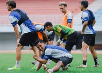 Skuat Laskar Mataram PSIM Yogyakarta saat menjalani sesi latihan sore di bawah arahan tim pelatih. Penyesuaian jadwal dilakukan agar para pemain dapat langsung berbuka puasa tepat setelah latihan berakhir. (Foto: Dok. PSIM Media/Istimewa)